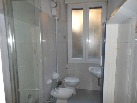 Bagno con sanitari 9